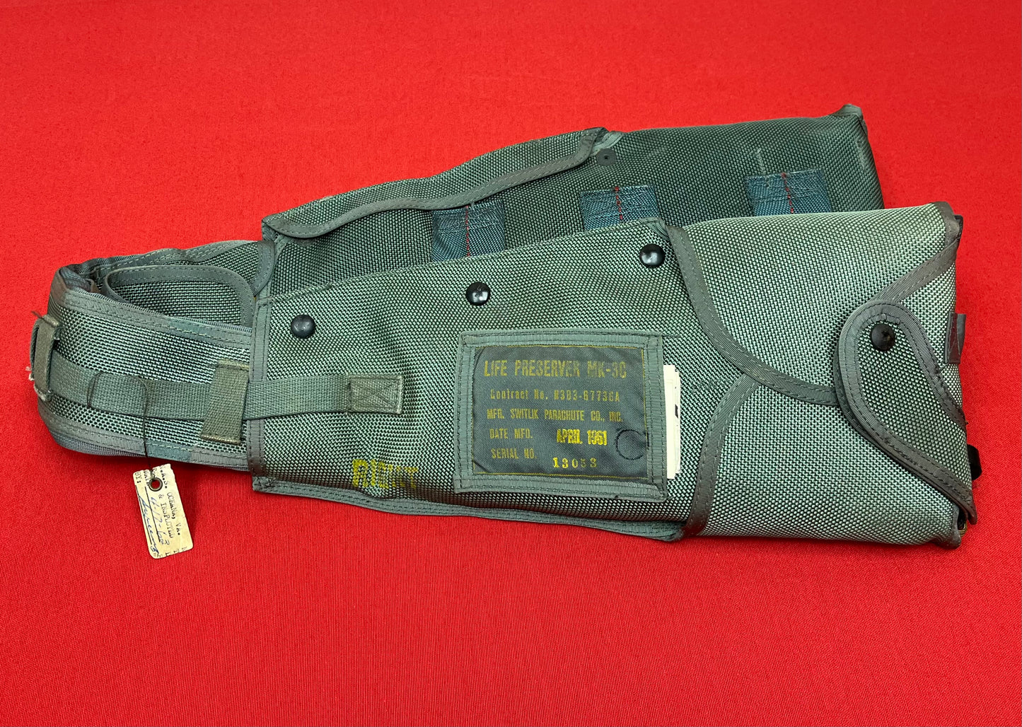 U.S.N. PILOT'S MK3C LIFE PRESERVER, FLARES, WHISTLE, BELT & DYE SWITLIK PARACHUTE CO. VIETNAM WAR ERA