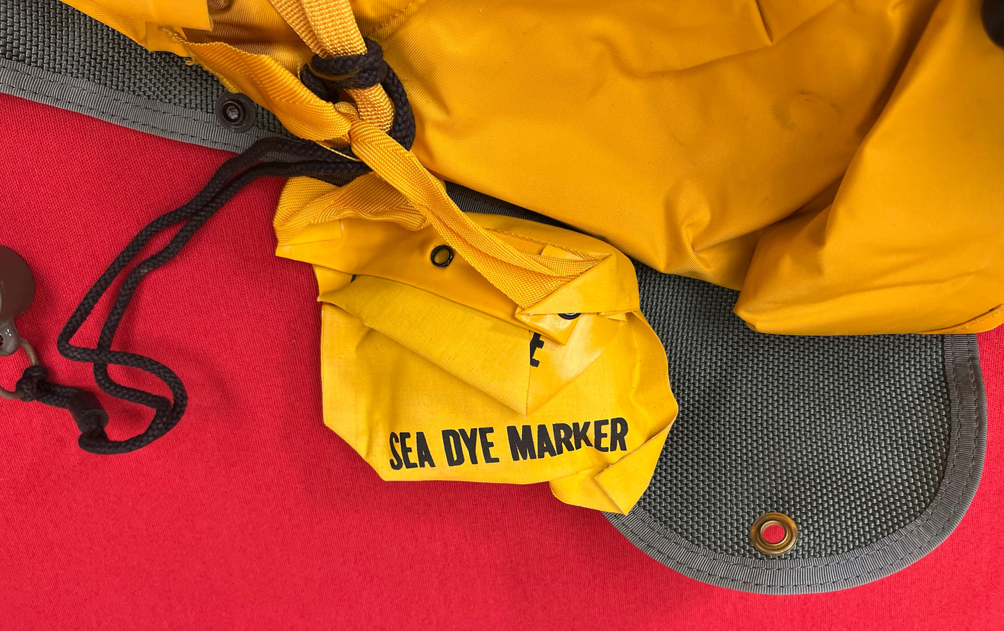 U.S.N. PILOT'S MK3C LIFE PRESERVER, FLARES, WHISTLE, BELT & DYE SWITLIK PARACHUTE CO. VIETNAM WAR ERA