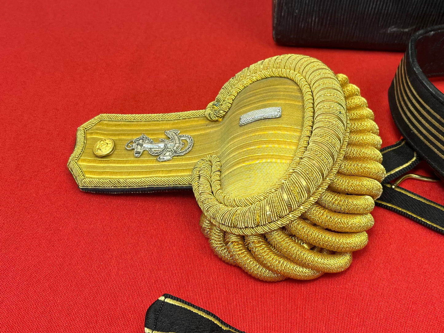 U.S.N Navy Officer's Bicorn Hat, Epaulettes, Sword & Belt - Cased Set