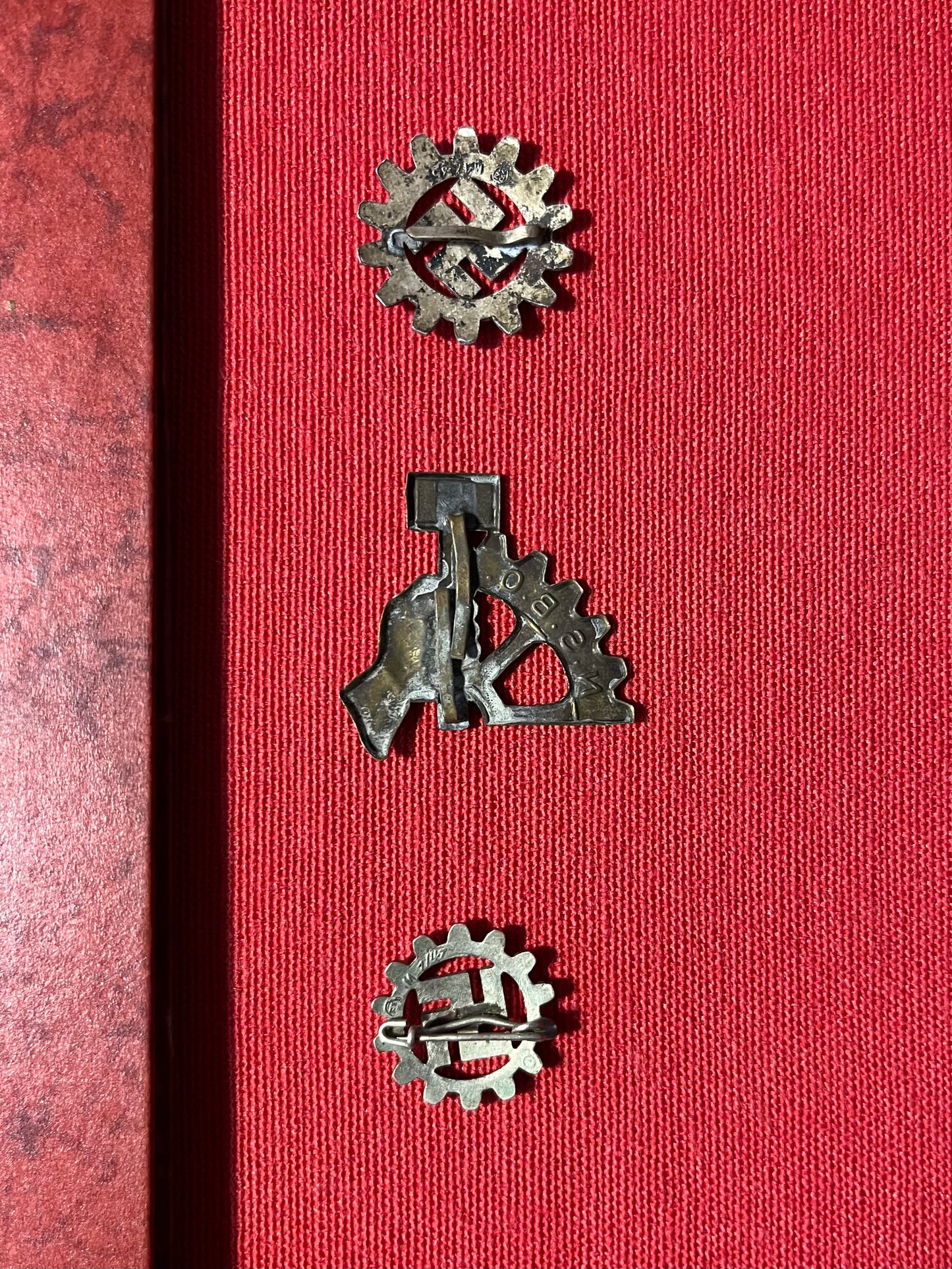 WW2 GERMAN LABOUR FRONT (DAF) MEMBERSHIP BOOK & TRADE UNION PARTY BADGES