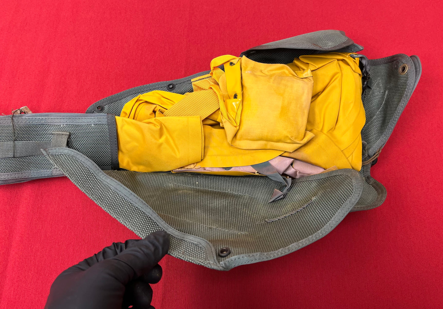 U.S.N. PILOT'S MK3C LIFE PRESERVER, FLARES, WHISTLE, BELT & DYE SWITLIK PARACHUTE CO. VIETNAM WAR ERA