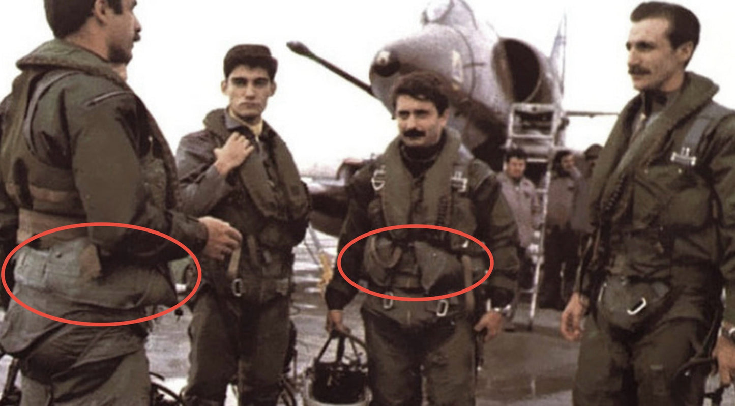 U.S.N. PILOT'S MK3C LIFE PRESERVER, FLARES, WHISTLE, BELT & DYE SWITLIK PARACHUTE CO. VIETNAM WAR ERA