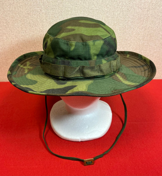 U.S. Vietnam War Tropical Boonie Hat 1968 Dated / ERDL Camouflage Type 2 ￼￼￼