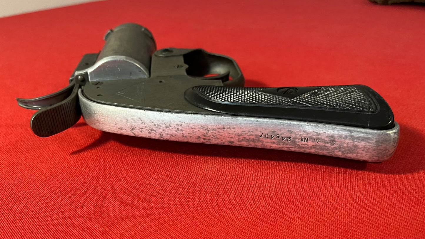 Original U.S. WWII 37mm M8 Pyrotechnic Signal Flare Pistol - Gun by SWC & Scarce Aircraft Stowage Wall Mounted Bag