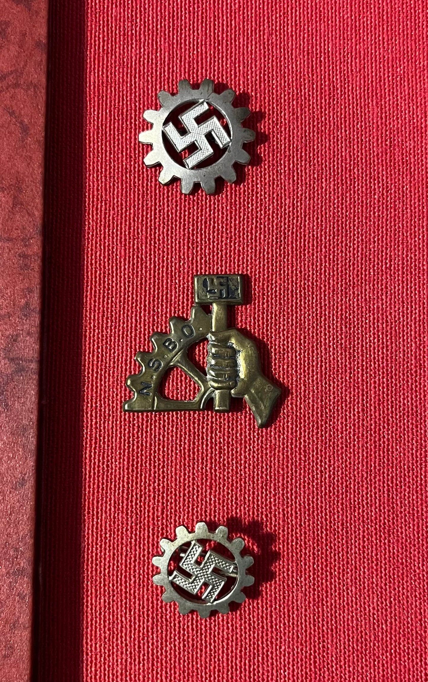 WW2 GERMAN LABOUR FRONT (DAF) MEMBERSHIP BOOK & TRADE UNION PARTY BADGES